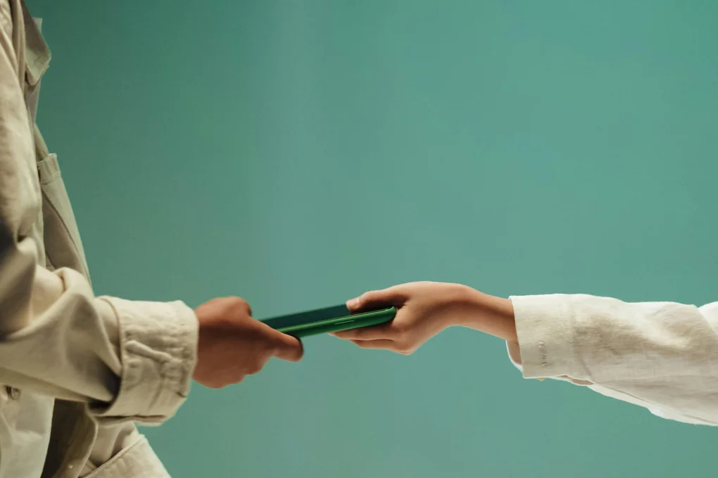 Număr nou, cu cine am onoarea? Cu fantomele trecutului altcuiva